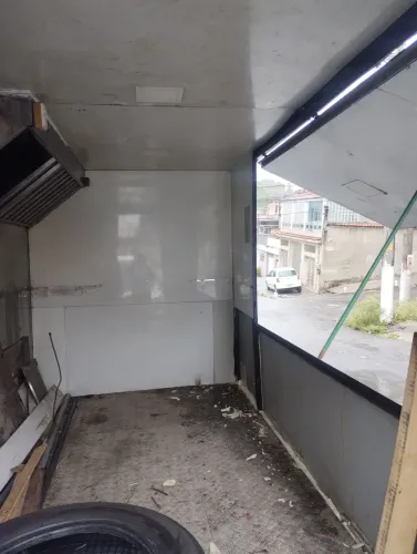 Vendo um fudtruk de. 4 metros. Altura. 2/10. Com documento e em placado não tem nada dent