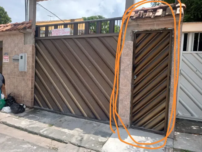800 reais o aluguel, não paga água nem luz