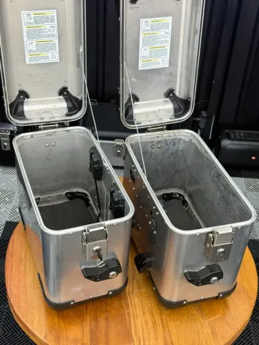 PAR BAÚS LATERAIS SIDE CASE 36 LITROS ESCOVADO SCAM USHUAIA SEMINOVO