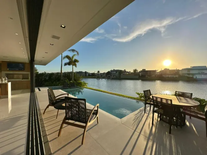 Casa beira lago com 5 suítes e piscina no Condomínio Enseada, Xangri-Lá REF: SO0061