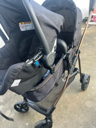 Carrinho com bebê conforto