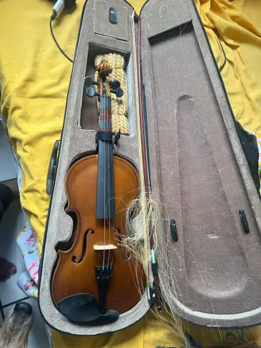 Vendo violino 4/4 marca dominante