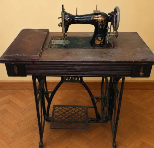 Máquina de Costura Antiga Pfaff 31 com Móvel e Pedal