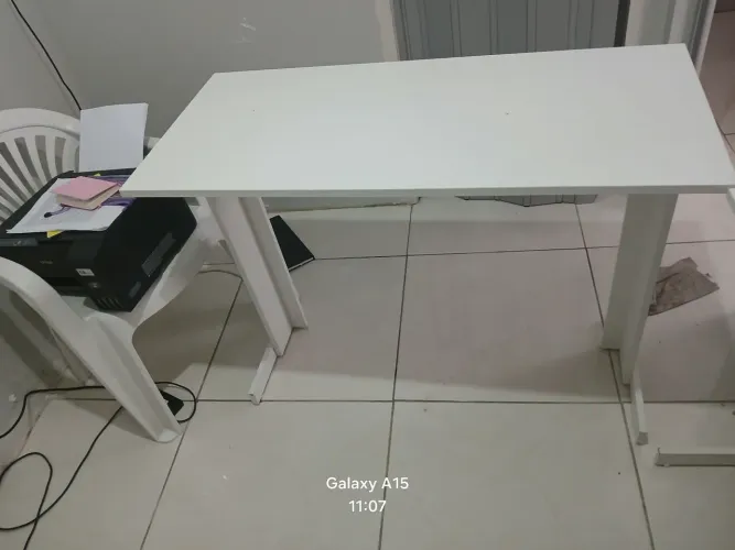 Mesa de escritório na cor Branca