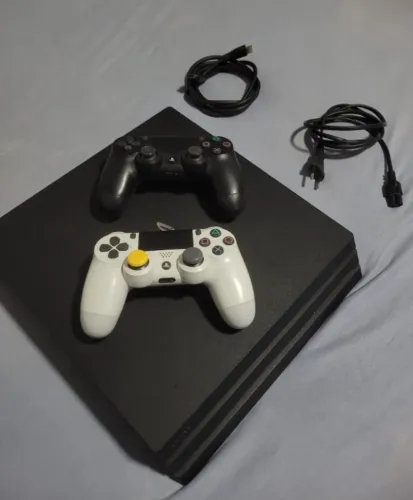 PS4 Pro 1TB 4K (Modelo Japonês) + 2 Controles + Cabos + Jogo Taiko no Tatsujin