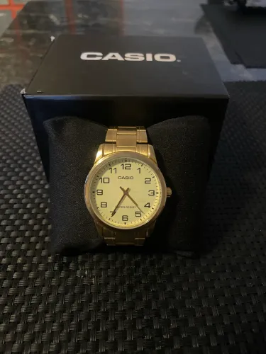 Relógio Casio dourado.