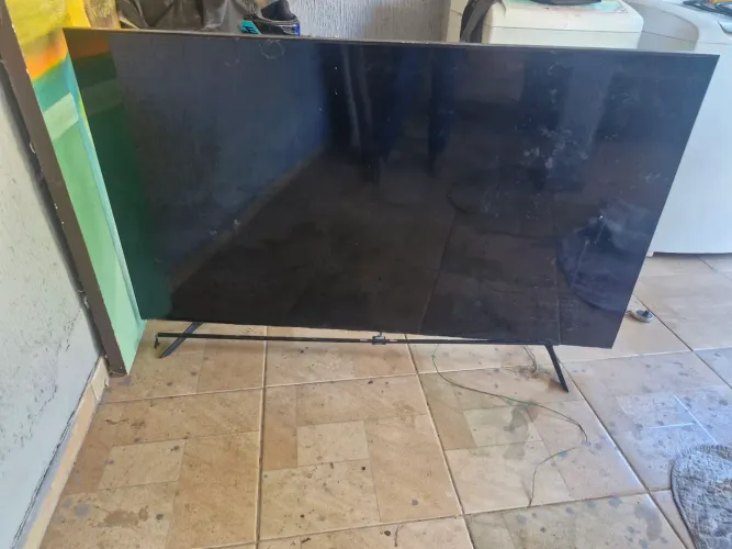 TV smart 65polegadas Samsung esta quebrada para retirada de peças liga mais nao aparece 