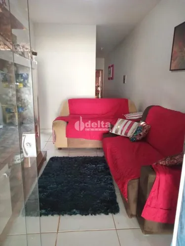 Casa residencial disponível para venda no bairro Jardim Canaã em Uberlândia-MG