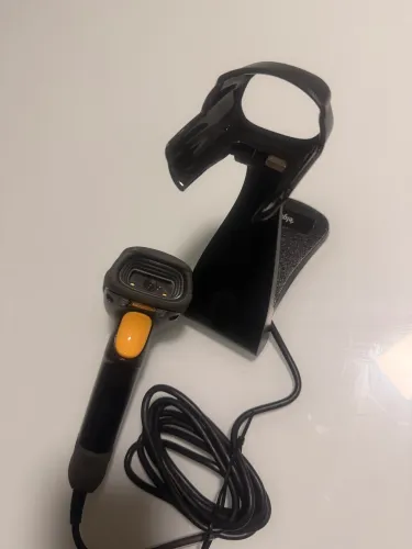 leitor de código de barras (scanner) com suporte/base, da marca Elgin.