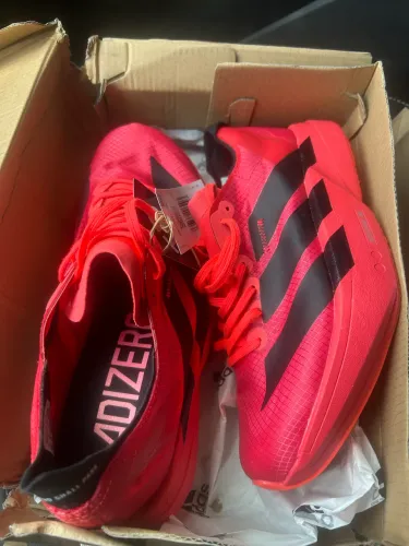 Adizero 1 linha, ótima qualidade, acabamento impecável.