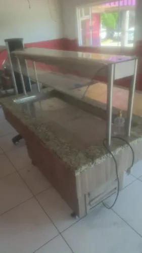 Buffet com refrigeração e pedraria em mármore e protetor em vidro