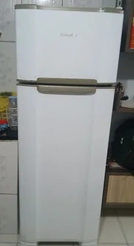 Vende-se uma geladeira usada bem conservada