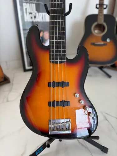 Baixo Squier by Fender Jazz Bass Ativo 5 Cordas