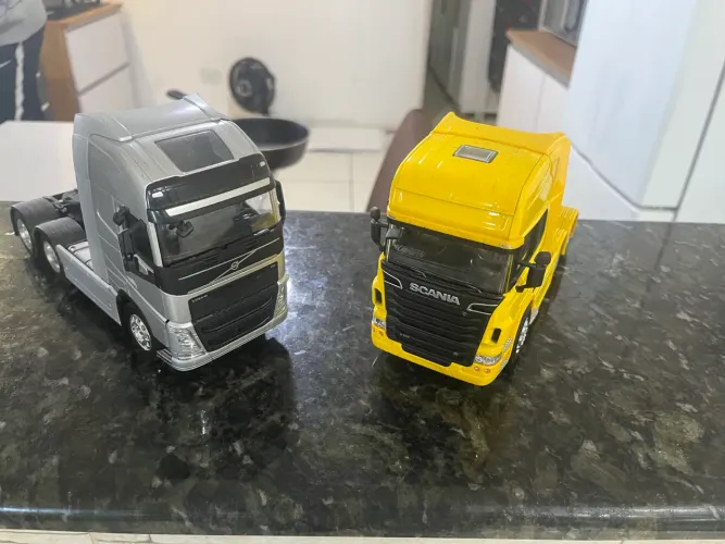 Carretas Scania e volvo miniaturas tamanho grande