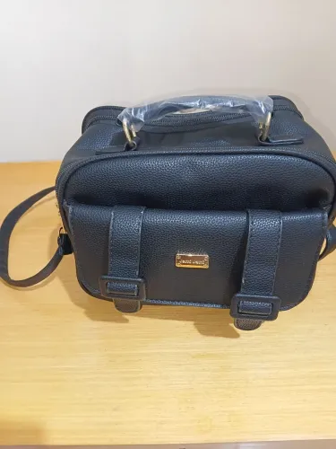 Bolsa de ombro linda e moderna.Ideal para mulheres que gostam de andar prevenidas .
