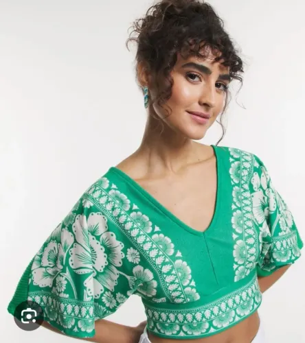 Blusa Cropped en Rib Texturizada con Estampado Floral, tam p, usado uma vez