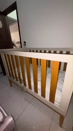 Berço off-white freijó