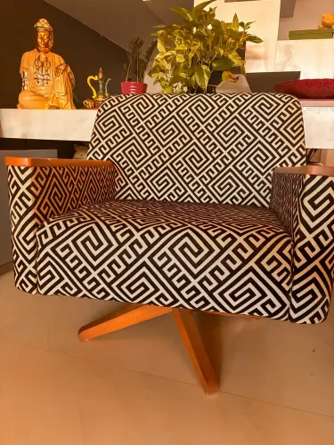 Poltrona giratória retrô com braços em madeira - estilo decorativo