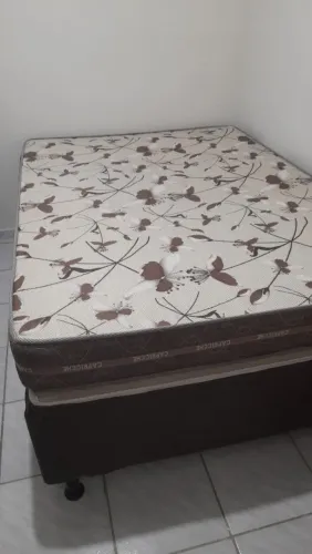 Cama de casal poucos meses depois de uso.