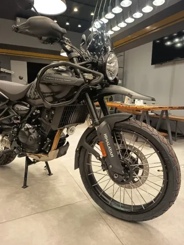 GABRIEL - ROYAL ENFIELD HIMALAYAN MANA BLACK - LANÇAMENTO