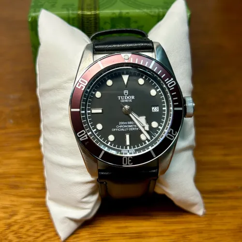 Relógio Tudor Geneve black bay Bezel vinho automático 41mm