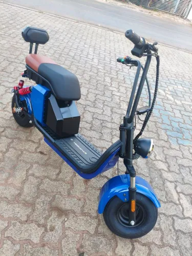 Scooter elétrica com motor de 1000 watts bateria de 48 volts com 20 amperes