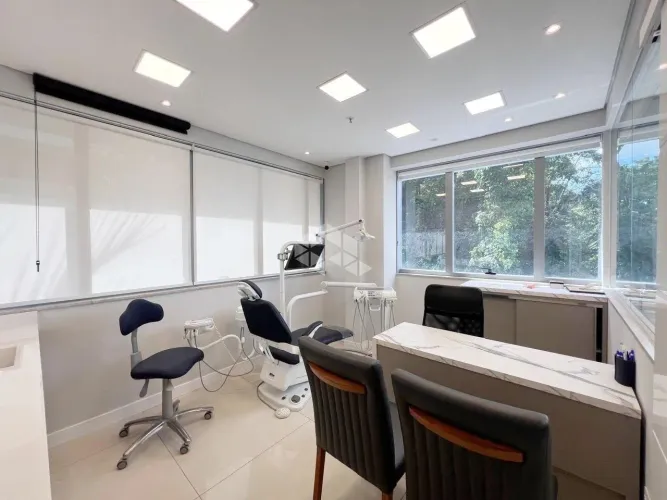 SALA COMERCIAL NO SACO GRANDE EM FLORIANÓPOLIS EM LOCALIZAÇÃO ESTRATÉGICA