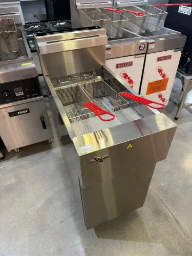 Fritadeira Industrial a gás zona fria óleo 2 cestos nova 