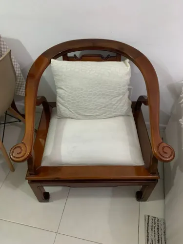 2 poltronas antigas em madeira maciça  estofadas.