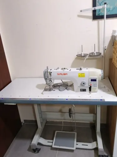 Máquina de Costura Reta Eletronica Siruba Painel Embutido Modelo Dl7200-bm1- Com Gabinete