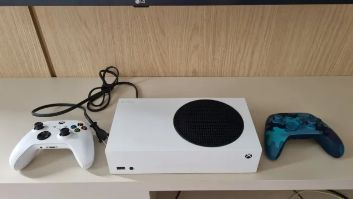 Xbox Series S com dois controles