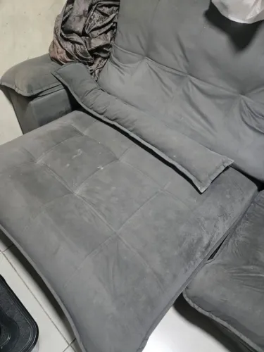 Sofá novo retrátil 3 metros. Só está sujo, pago a lavagem na casa da pessoa que comprar.