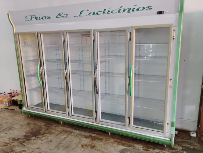Vende-se vitrine de 3 metros para laticínios