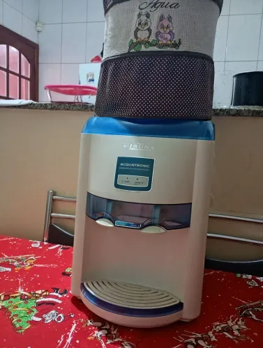 Bebedouro de água com garrafa incluso