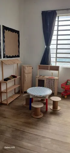 Mini Geladeira e Armário Infantil. Feito à Mão em Madeira com Pinos