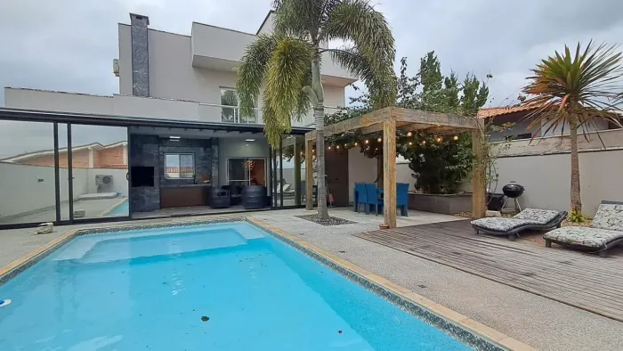 Sobrado à VENDA Ninho Verde II - Pardinho - SP 4 dormitórios, piscina e área gourmet compl