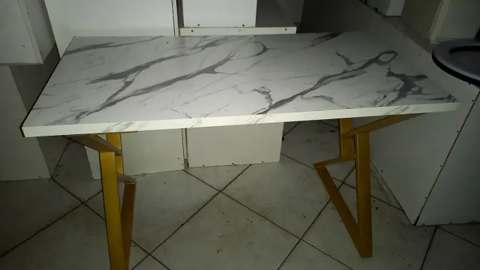 Mesa branca de madeira