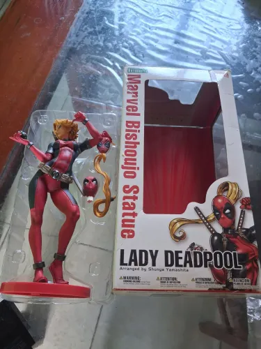 Boneco de coleção Lady deadpool