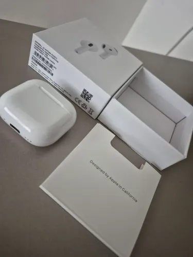 Airpods 4 com cancelamento de ruído