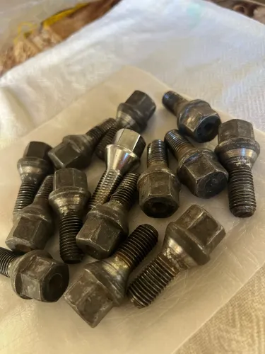 Kit com 14 Parafusos de Roda Originais Usados - Excelente Estado