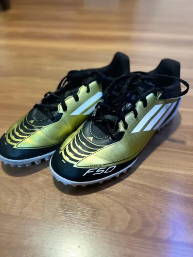 Chuteira de Society Adidas F50 edição Messi dourada