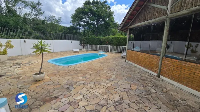 Casa em condomínio fechado com 3 dormitórios-1 suíte no Bairro Guarujá