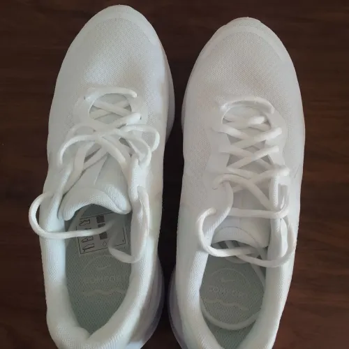 VENDO TÊNIS NIKE NOVO