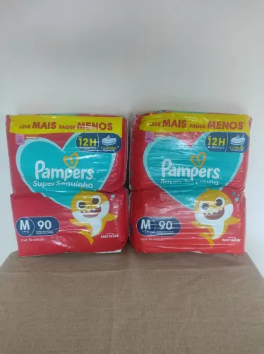 02 Pacotes de fralda M Pampers
