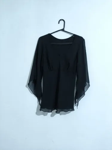 blusa vintage anos 2000 y2k bruxinha gótica manga assimétrico acinturada