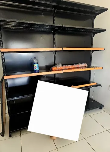 Vendo 2 prateleiras de ferro , usadas apenas 3 meses 
