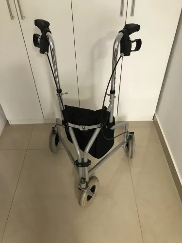 Andador com 3 rodas + bengala.