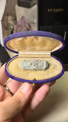 Broche Art Déco em Prata Paládio 935 com Diamantes - 4,3 × 1,7 cm - 8 g