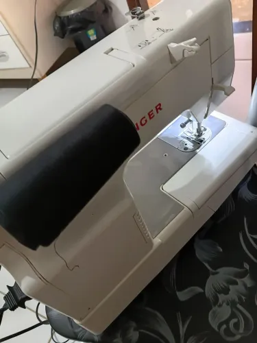 Máquina de costura Singer sem bancada buscar no local