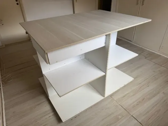 Móvel expositor tipo mesa, com prateleiras e gaveta para loja roupas -1,3x0,9x1,0 m(c-l-h)